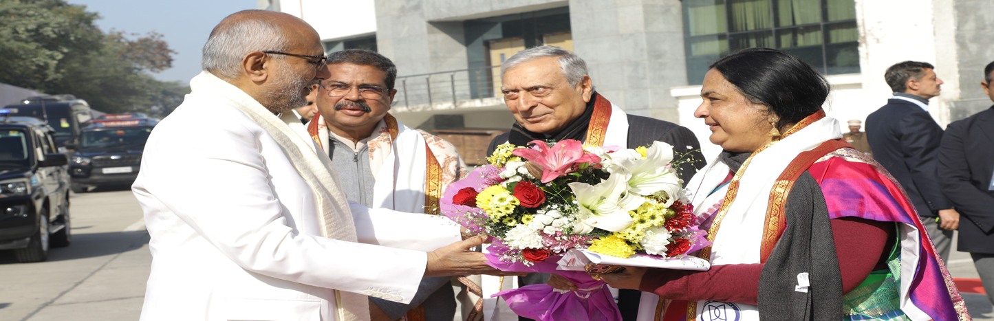 JNU Vice Chancellor welcoming the chief guest during the 9th Convocation ceremony
